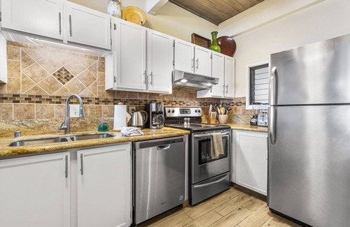 Kailua-Kona Condo | Kona Oceanfront Penthouse Condo: Remodeled, AC, Crashing Waves, Sunsets, Turtles