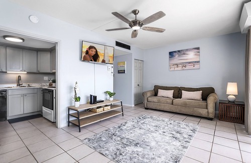 Historic Kailua Village Condo | Kona Plaza#202 2ND FLOOR OCEAN VIEW IN HEART OF KONA TOWN! AC & Elevators!