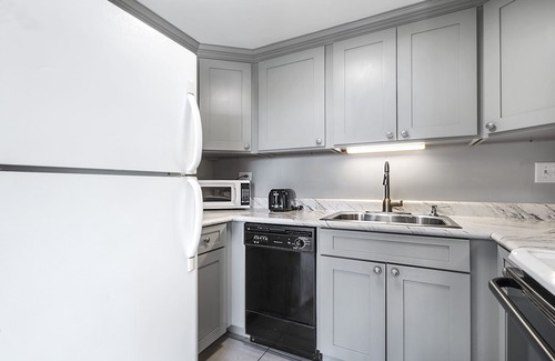 Historic Kailua Village Condo | Kona Plaza#202 2ND FLOOR OCEAN VIEW IN HEART OF KONA TOWN! AC & Elevators!