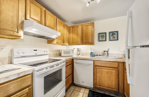 Historic Kailua Village Condo | Kona Plaza#215 Remodeled unit IN HEART OF KONA TOWN! AC & Elevators!