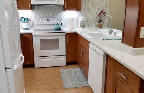 Historic Kailua Village Condo | Kona Reef B34/20% Discount for 2026/Beachfront/Top Floor/Air Con/WiFi
