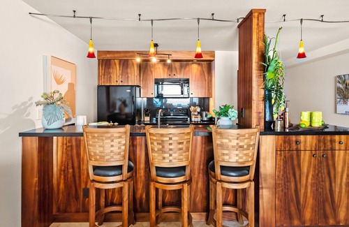 Historic Kailua Village Condo | Kona Reef: D-17: Direct Oceanfront, Pool/Hot Tub, Air Conditioning, Elevators
