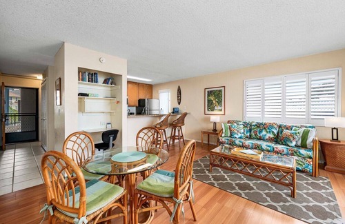 Historic Kailua Village Condo | Kona Reef F11: Oceanview Condo w/Shared Pool, AC & Lanai Views