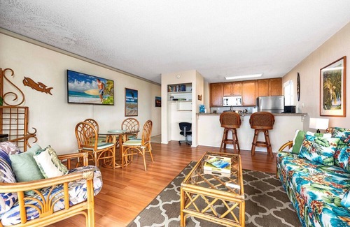 Historic Kailua Village Condo | Kona Reef F11: Oceanview Condo w/Shared Pool, AC & Lanai Views