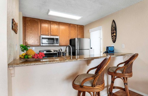 Historic Kailua Village Condo | Kona Reef F11: Oceanview Condo w/Shared Pool, AC & Lanai Views
