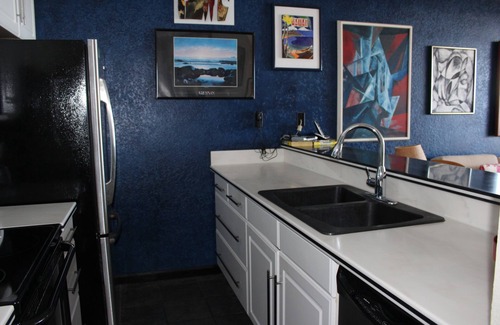 Kailua-Kona Condo | Kona Reef F13 - Nicely Renovated - Ocean View - Free WiFi, 3 minute walk to town