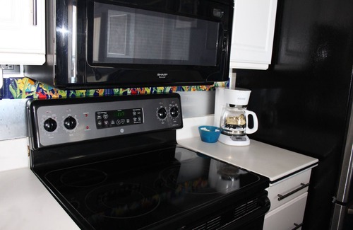 Kailua-Kona Condo | Kona Reef F13 - Nicely Renovated - Ocean View - Free WiFi, 3 minute walk to town