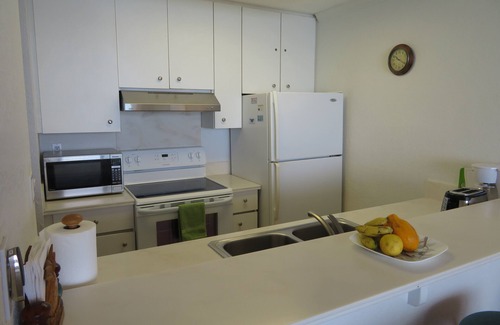 Historic Kailua Village Condo | Kona Reef Resort - Absolute Oceanfront Condominium