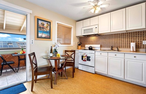 Kailua-Kona Condo | Kona Shores 221 Beautiful Top Floor Corner Condo w/AC!