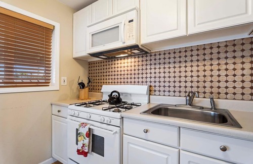 Kailua-Kona Condo | Kona Shores 221 Beautiful Top Floor Corner Condo w/AC!