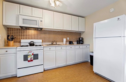 Kailua-Kona Condo | Kona Shores 221 Beautiful Top Floor Corner Condo w/AC!