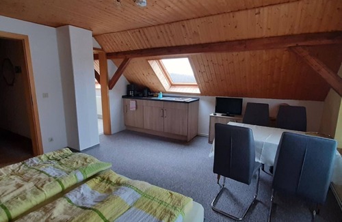 Friedrichsbrunn Bed & Breakfast | Konditorei, Café und Pension Günther&fricke GbR - Doppelzimmer, Dusche, WC, Standard