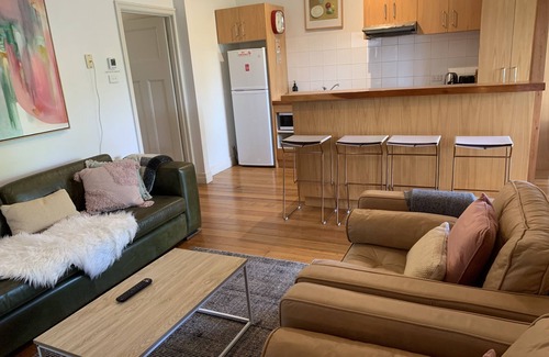 Daylesford Cottage | Kookaburra Cottage Daylesford - walk to town - free wifi - sleeps 4