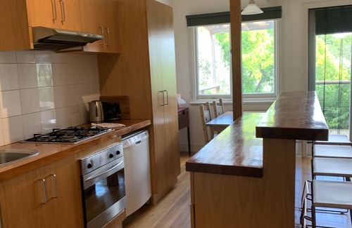 Daylesford Cottage | Kookaburra Cottage Daylesford - walk to town - free wifi - sleeps 4