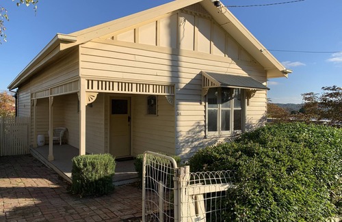 Daylesford Cottage | Kookaburra Cottage Daylesford - walk to town - free wifi - sleeps 4