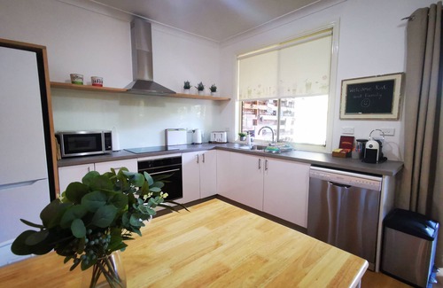 Thornleigh House | Kookaburra Place 2 BR, spacious, private, parking, Wi-Fi