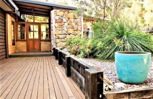 Redgate House | Kookaburra Retreat - peaceful rural bush setting