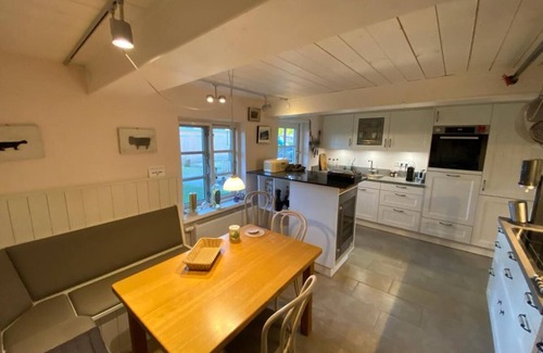 Immenstedt Apartment | Koopmanns-Hus Extraordinary-Hyggelig-under a thatched roof for 2 persons