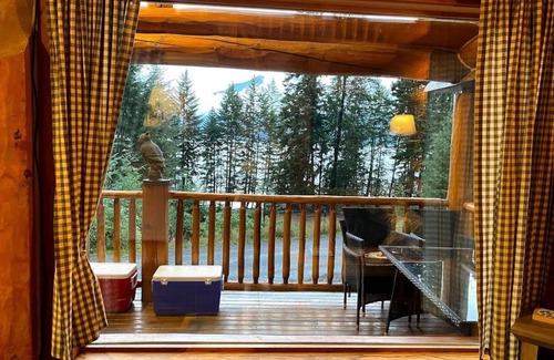 Central Kootenay Cabin | Kootenay Lake (Gray Creek, BC) - Log Home Cabin