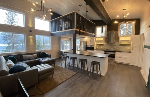 Central Kootenay Cabin | Kootenay Lake & Mountain Luxury Cabin. Stunning Views! Private Beach! Sleeps 2-6