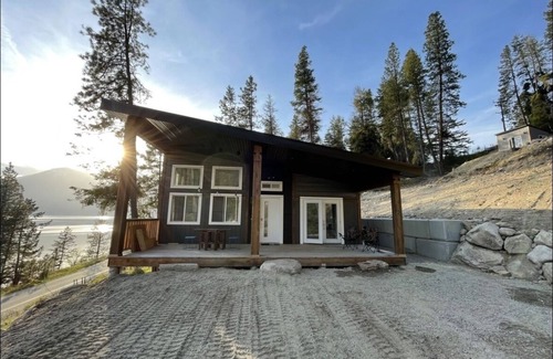 Central Kootenay Cabin | Kootenay Lake & Mountain Luxury Cabin. Stunning Views! Private Beach! Sleeps 2-6