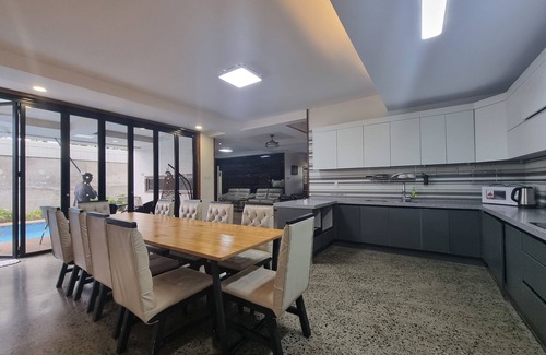 Clark Freeport Villa | KOREGON POOL VILLAS