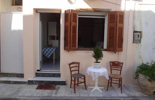 Ormos Korthiou Apartment | Korthi central appartment by the seaside.