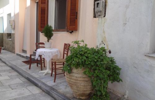 Ormos Korthiou Apartment | Korthi central appartment by the seaside.