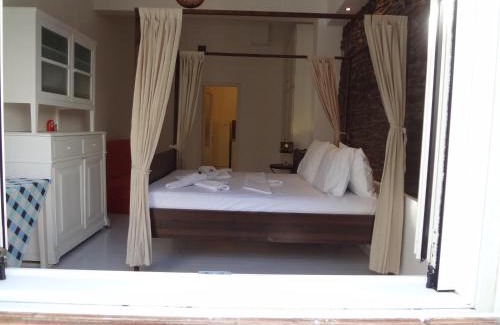 Ormos Korthiou Apartment | Korthi central appartment by the seaside.