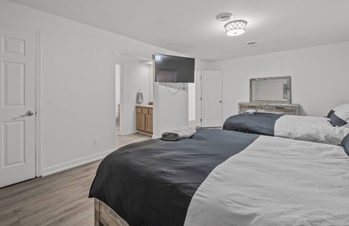South Fallsburg House | Kosher Home -2 min Walk to Shul -Hot Tub-Pool-Game Rm