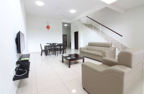 Taman Mahajaya House | Kota Laksamana Comfortable Crowd by Step-In