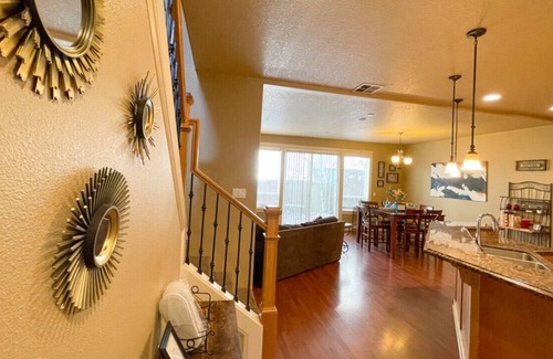Vancouver House | Kozy-in-the-'Couv *Near PDX *Long Stay Discounts*Great 4 Families & Groups!