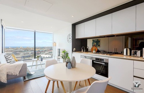Docklands Apartment | KOZYGURU | Docklands | Luxury Water View Apt | 1 BED | VDO915