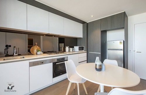 Docklands Apartment | KOZYGURU | Docklands | Luxury Water View Apt | 1 BED | VDO915