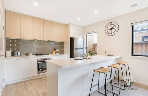 Greenvale House | KozyGuru | Greenvale | Charming 7 Bed House