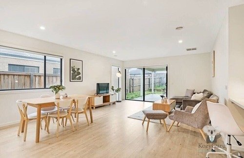 Greenvale House | KozyGuru | Greenvale | Charming 7 Bed House