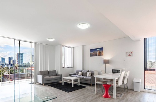 Rosebery Apartment | KozyGuru | Rosebery | Stylish Apt with Parking
