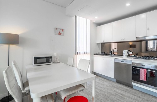 Rosebery Apartment | KozyGuru | Rosebery | Stylish Apt with Parking
