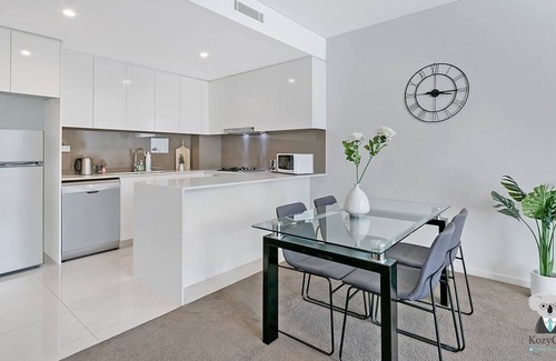 Wolli Creek Apartment | KOZYGURU | Wolli Creek | Kozy 3 BED APT + Free Parking | NWC009