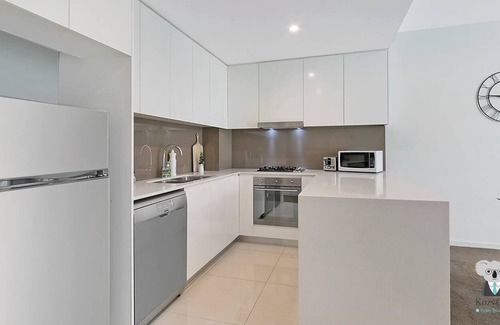 Wolli Creek Apartment | KOZYGURU | Wolli Creek | Kozy 3 BED APT + Free Parking | NWC009