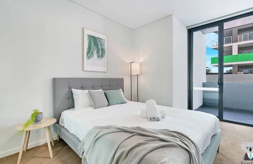 Wolli Creek Apartment | KOZYGURU | Wolli Creek | Kozy 3 BED APT + Free Parking | NWC009