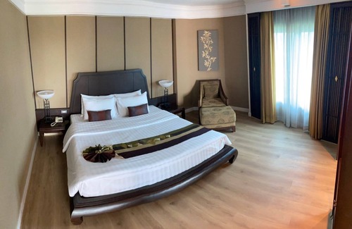 Samphao Lom Hotel | Krungsri River Hotel