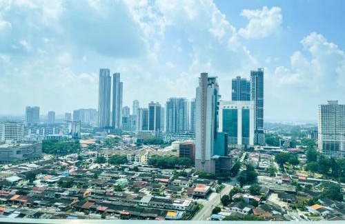 Taman Century Apartment | KSL Mall 8-12 pax, 65 inc TV Nflix ,HBO , Bathtub High floor