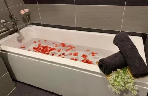 Taman Century Apartment | KSL Mall - High Speed WiFi - Bathtub - Netflix - 24-7 Support