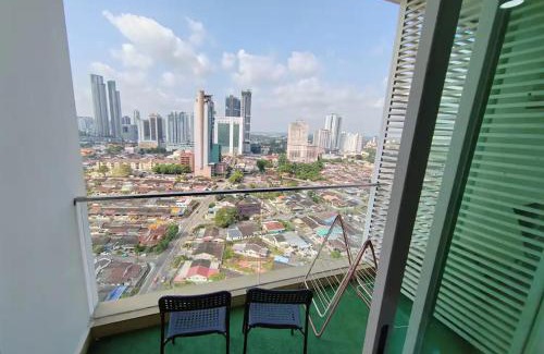 Taman Century Apartment | KSL Mall - High Speed WiFi - Bathtub - Netflix - 24-7 Support