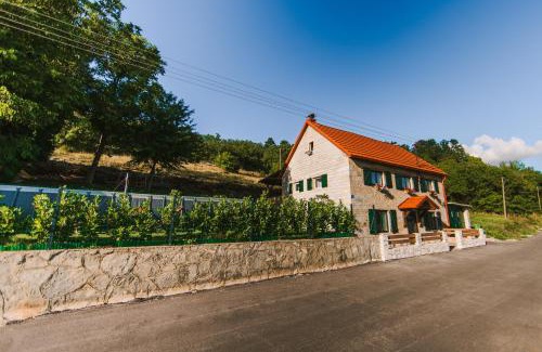 Canton 10 House | Kuća s osmijehom