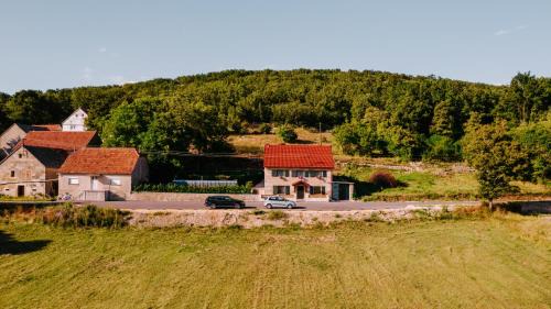 Canton 10 House | Kuća s osmijehom