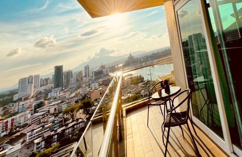 Kuching Apartment | Kuching City Center Riverine Apartment with Balcony and City View
