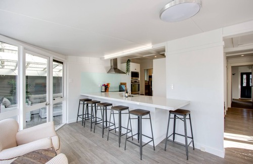 Clifton House | Kuku Villa - Te Awanga Holiday Home
