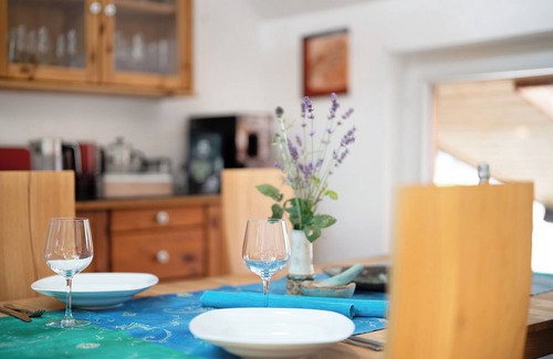 Vogtsburg Apartment | Künstlernest im Winzerort with Shared Terrace and Wi-Fi